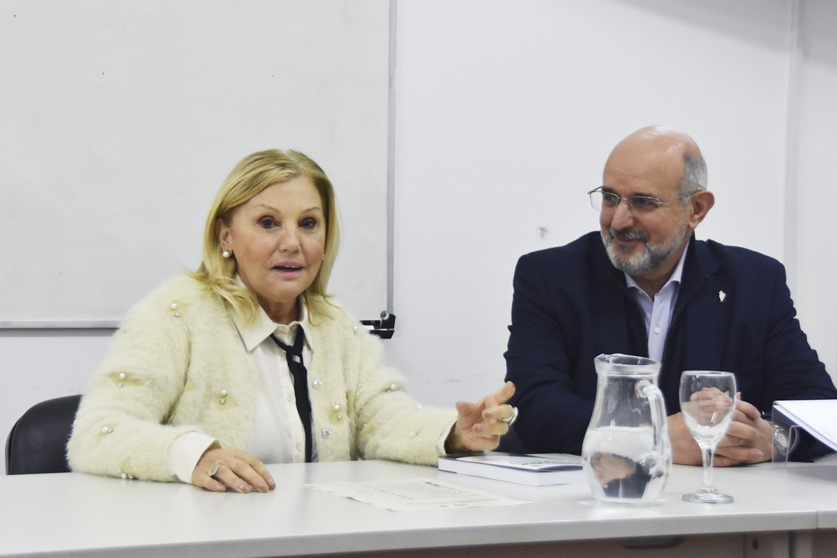 economicas_unlp's tweet photo. La actividad se llevó a cabo hoy a las 18:00 hs. en el aula C de nuestra FCE. De la apertura y presentación de los autores, participaron el decano, Mg. Eduardo De Giusti y el Cr. C. Rumitti, director del Departamento de Contabilidad.

➡️https://t.co/3Tzxj0nFQ2 https://t.co/tgLuTGTZpg