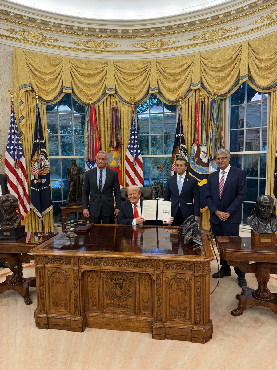 MargoMartin47's tweet image. President @realDonaldTrump signs the most significant action in a generation to rein in misleading pharmaceutical ads 🇺🇸