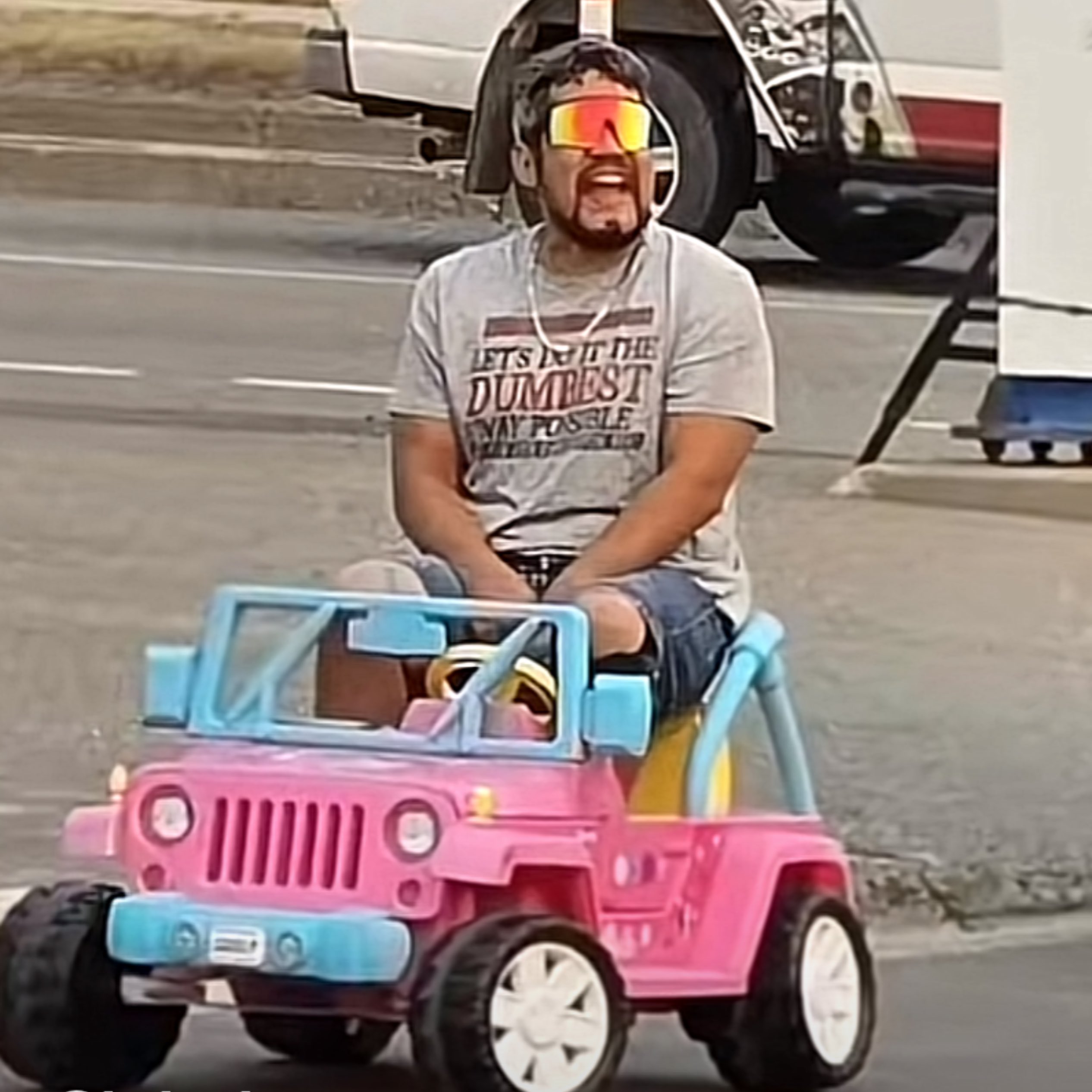 رجل يقود سيارة باربي للأطفال  (اكس)