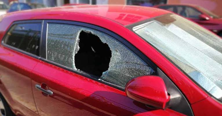 <a href="/RogerAderly/">Roger García</a> MUCHO CUIDADO 

Esta mañana deje el carro estacionado por Comandante Espinar, me rompieron la luna y los hdp me dejaron tres entradas para el Peru - Paraguay