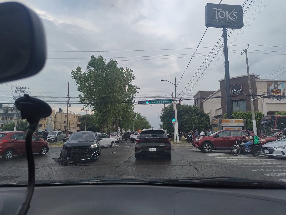 dondeamaria's tweet photo. @Trafico_ZMG choque y colapso de tráfico en cruce de Tepeyac y Patria https://t.co/OeEAIvJmZb