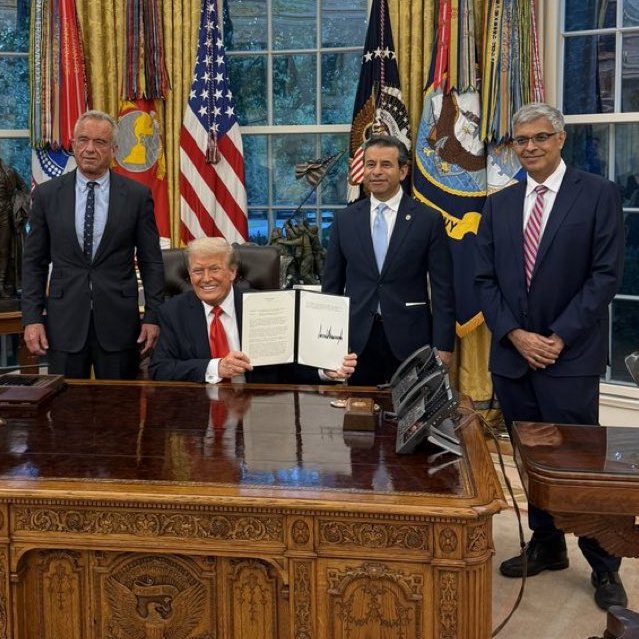 🚨 BREAKING: Bobby Kennedy, Marty Makary and Jay Bhattacharya at his side, President Trump just infuriated Big Pharma, requiring them to display ALL health risks of their drugs in TV ads.