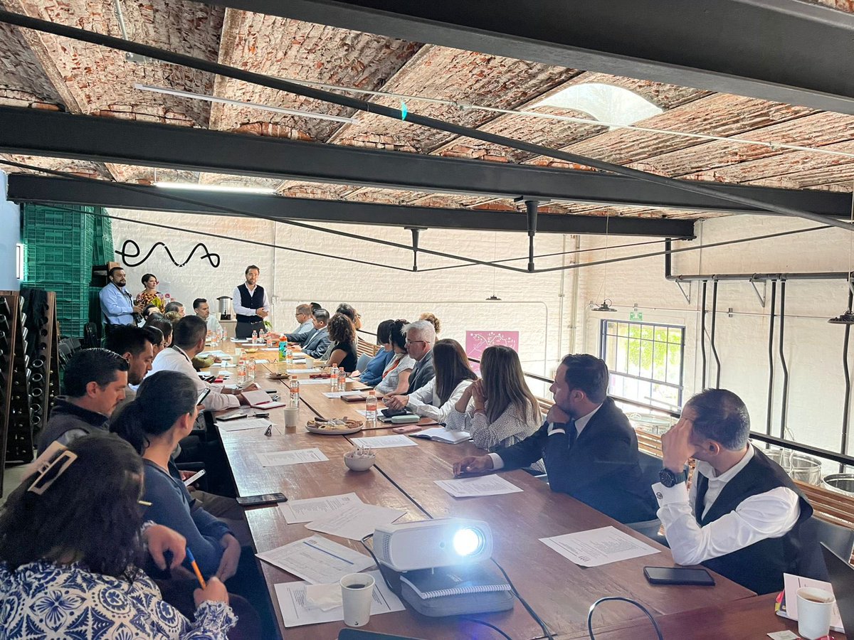 Ayer 08/09, en representación del <a href="/TECcampusQRO/">TEC Campus Querétaro</a>, acudimos con el Clúster Vitivinícola de Querétaro; este espacio promueve la colaboración y se formalizan trabajos interuniversitarios en búsqueda de la formación, investigación y proyectos que fortalezcan a este sector QRO.