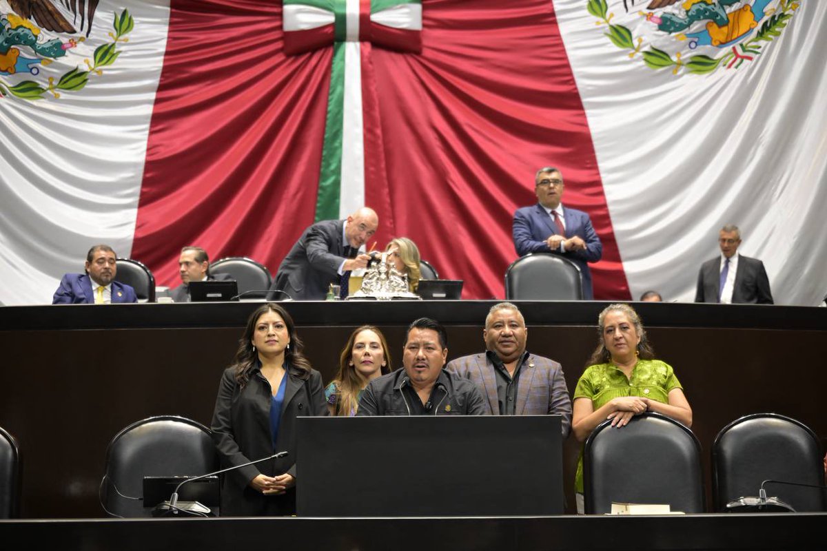 DiputadosMorena's tweet photo. ✅ Aprobamos con 474 votos a favor la reforma constitucional que permitirá crear una Ley General contra la Extorsión, con el propósito de cerrar vacíos legales y otorgar a las autoridades herramientas efectivas para combatir este delito.

☑️ Un avance clave para proteger a familias y comerciantes en todo el país y refleja nuestro compromiso de legislar con responsabilidad y firmeza por un México más seguro y justo.