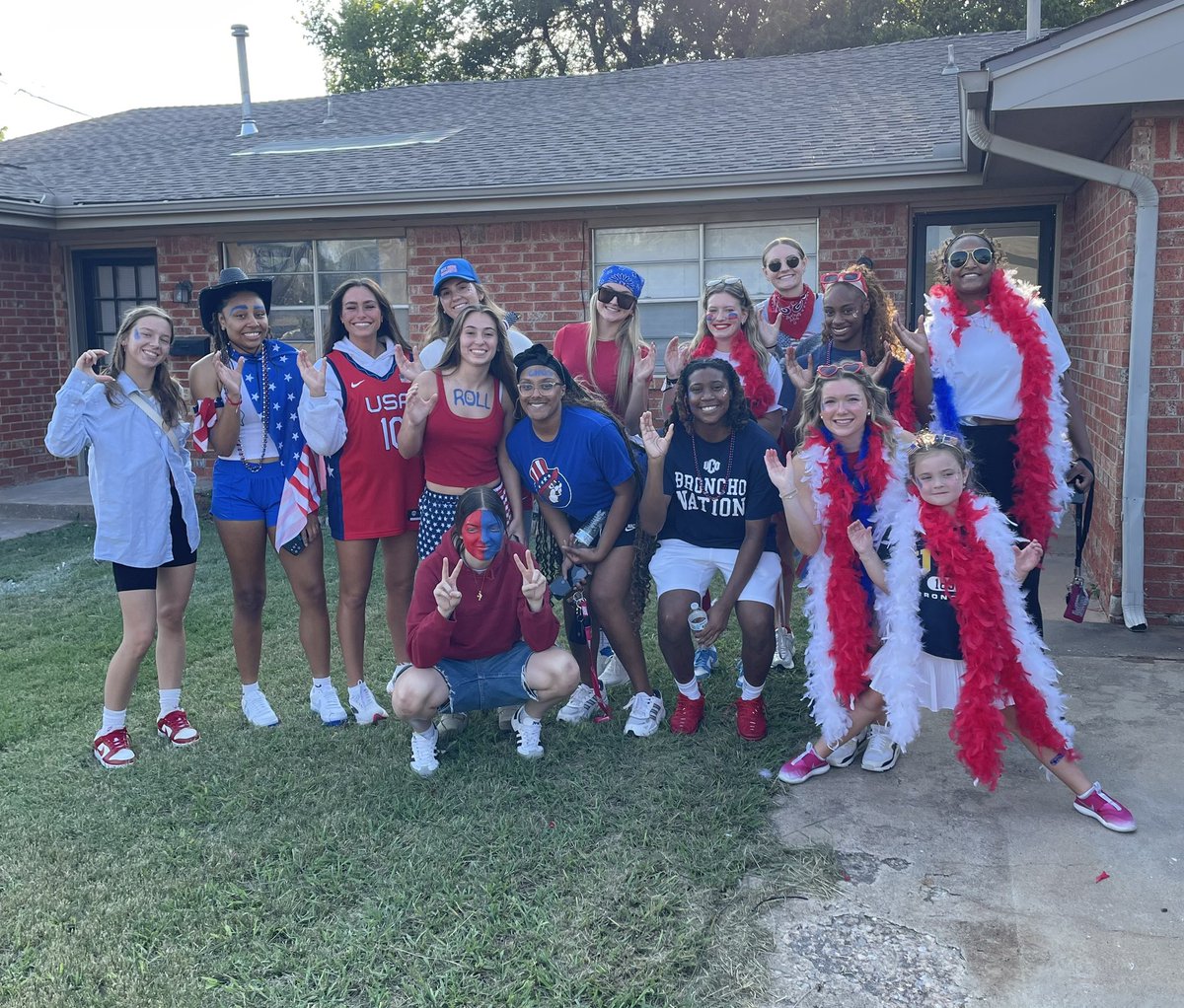 🇺🇸 Nothing but stars and spikes tonight! 🌟🏐
WBB is ready to show up and show out for volleyball!
Come join us in Hamilton Fieldhouse!