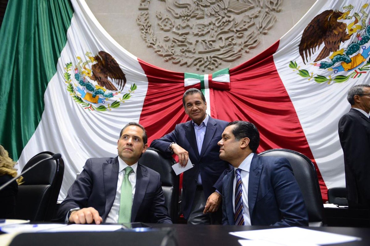 En la sesión ordinaria con mis amigos y compañeros Vicepresidentes de la Mesa Directiva <a href="/RaulBCCue/">Raúl Bolaños-Cacho Cué</a> y <a href="/Sergeluna_S/">Sergio Gutz. Luna</a>