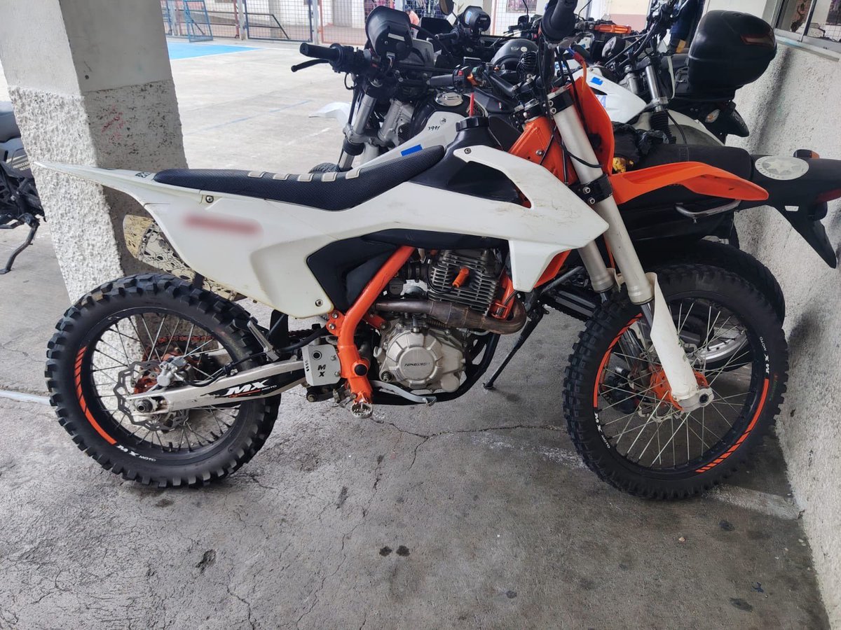 PoliciaEcZona6's tweet photo. RECUPERACIÓN DE UNA MOTOCICLETA CON DENUNCIA POR ESTAFA
En el Sector de #Ingapirca, del Distrito #Cañar, mientras se realizaba un operativo antidelincuencial, se procede a realizar la verificación de una motocicleta, dando como resultado una alerta de Estafa.
#PolicíaEcuador https://t.co/Mo2FkdWTNa