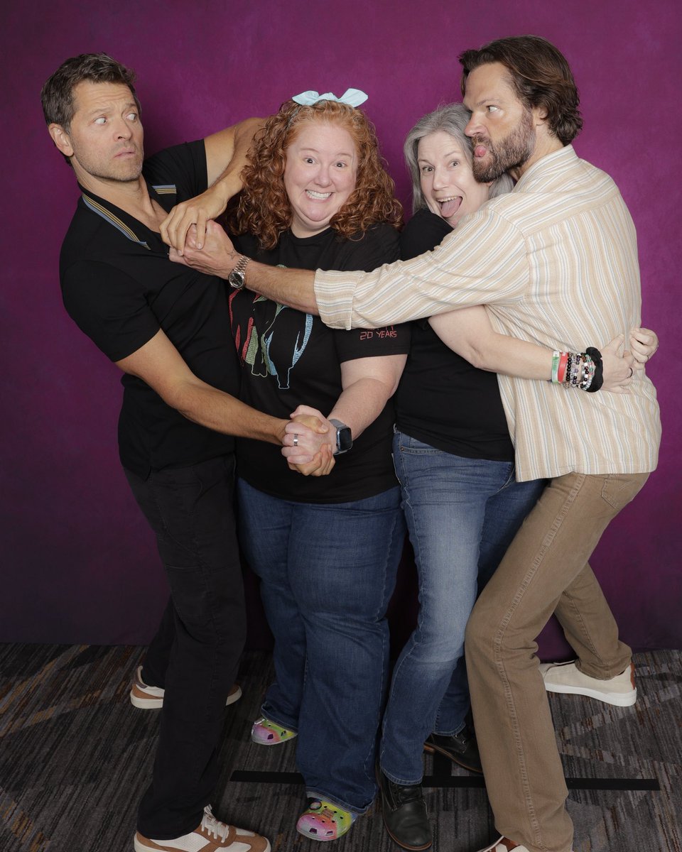 Bookbosss2012's tweet photo. Sorry I didn't get around to posting my next photo op yesterday... long day, home exhausted!! Here's my next JPEG op from #SPNAUS!! Another #Mishalecki op with @qgirll, the con master!!! Chaos was the theme and they delivered... me, I'm just trying to keep up!!! https://t.co/hix66X2iFb