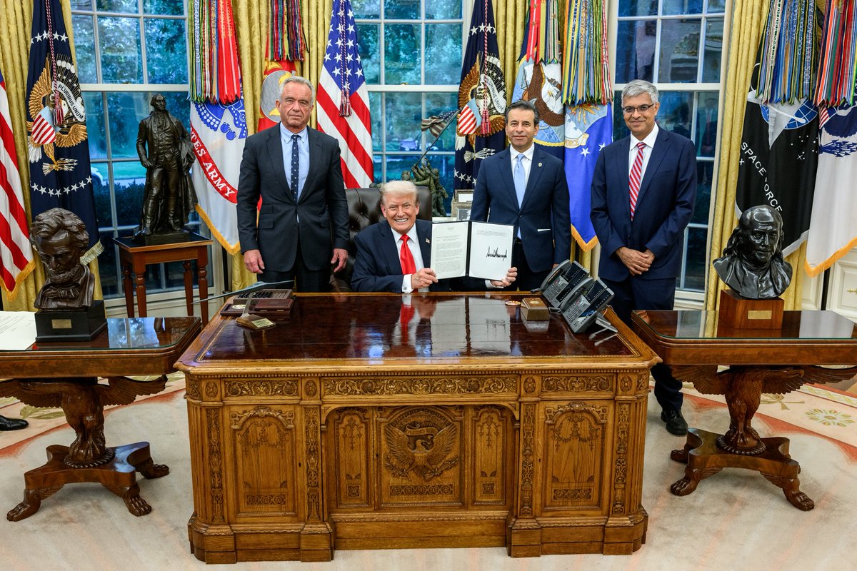 WhiteHouse's tweet image. President Donald J. Trump just signed an executive order that represents the MOST SIGNIFICANT ACTION in a generation to rein in misleading pharmaceutical advertisements. 🇺🇸