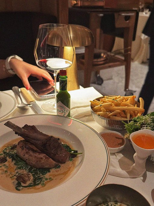 isabelle16554's tweet image. Enjoying a delightful dinner with a dear friend. 🥂💖