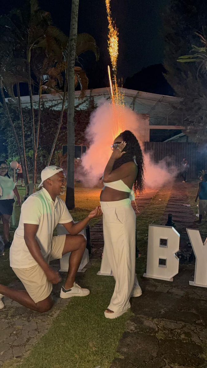 Disse ‘sim’ ao amor da minha vida e agora contamos os dias para conhecer o nosso maior presente: nossa filha, nossa Maitê! 🥹💜💍