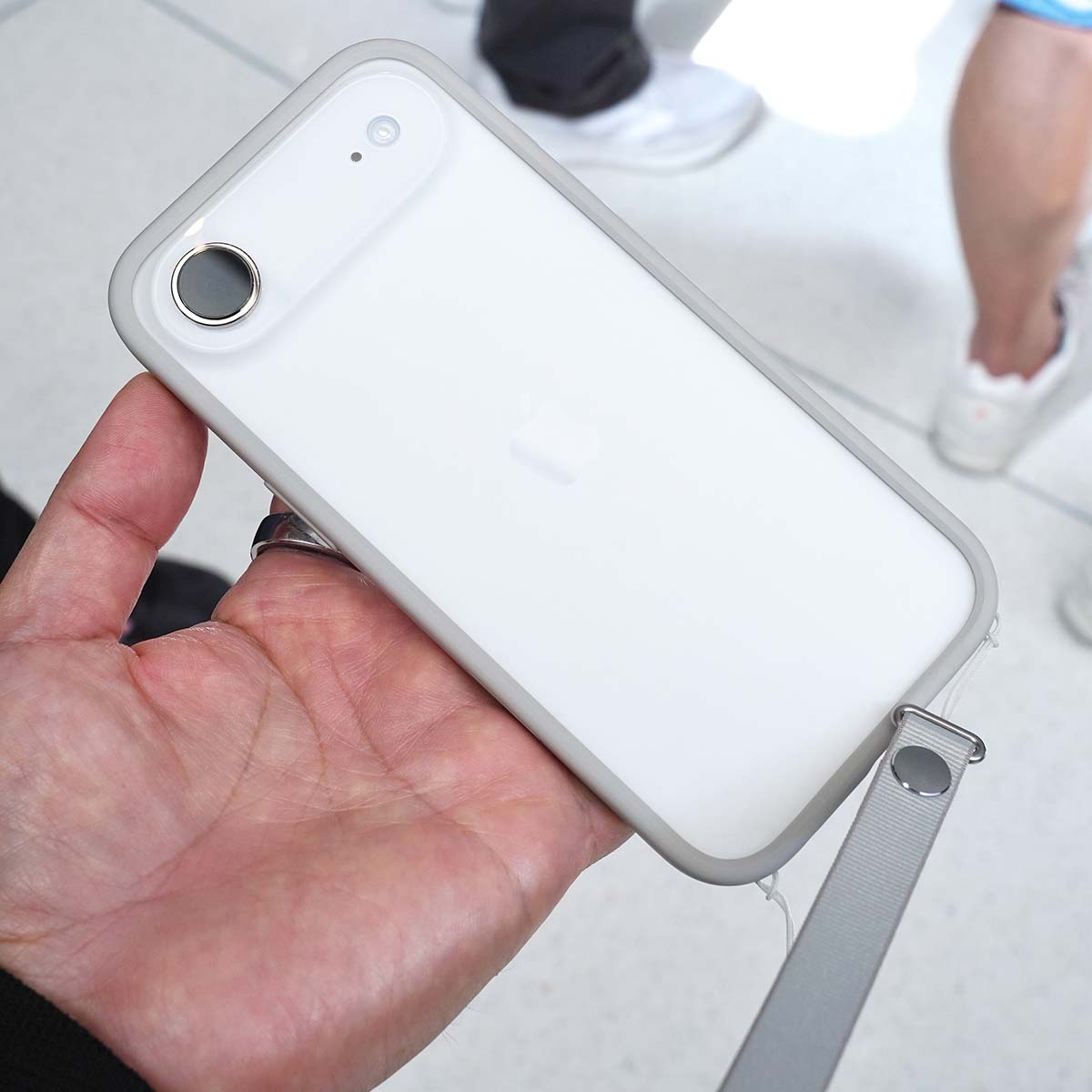 とても薄いiPhone Air限定のアクセサリーが、このバンパーとクロス