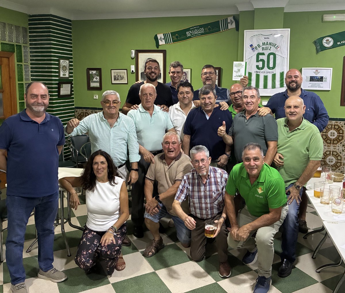 charquitopb's tweet photo. Con parón y sin partidos, pero con Musho Betis. Magnífico ratito con los amigos de la P.B. Manuel Ruiz, la gran @oncereyes, y D. Fco. Bizcocho en la ribera de Coria, cuna del balompié sevillano. https://t.co/jk2BlsOS0W
