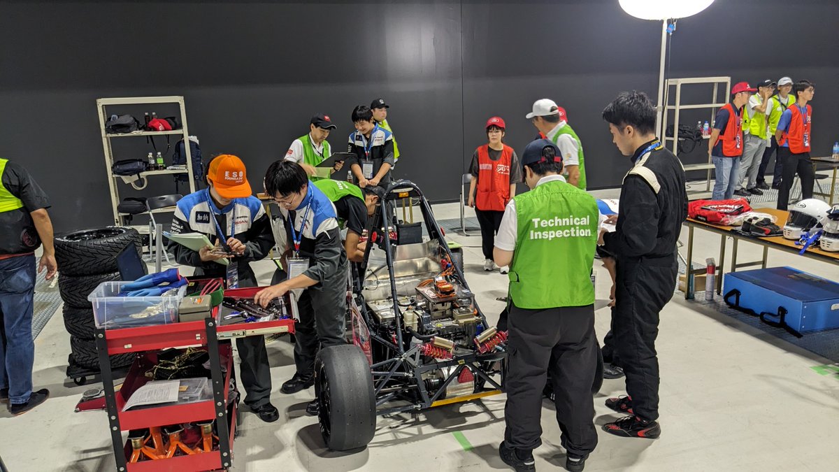 学生フォーミュラ大会【DAY2】ご報告！
昨日、電気車検に合格しているため、16:30からの「技術車検」まで少し余裕をもった準備が出来ました。
ＯＢも応援に駆けつけてくれて安心！！
16:30技術車検がスタート、安心したのも束の間！！
2項目の不備があり車検不合格となりました😢
