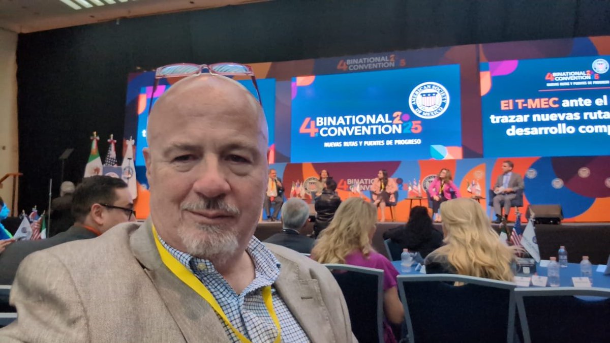 Saludos desde la 4ª Convención Binacional México-Estados Unidos.

Les cuento:
Esta reunión sirve para trazar nuevas rutas de progreso para desarrollar a México y Estados Unidos.

Gracias <a href="/amsocmx/">American Society of Mexico</a>  por la invitación !
