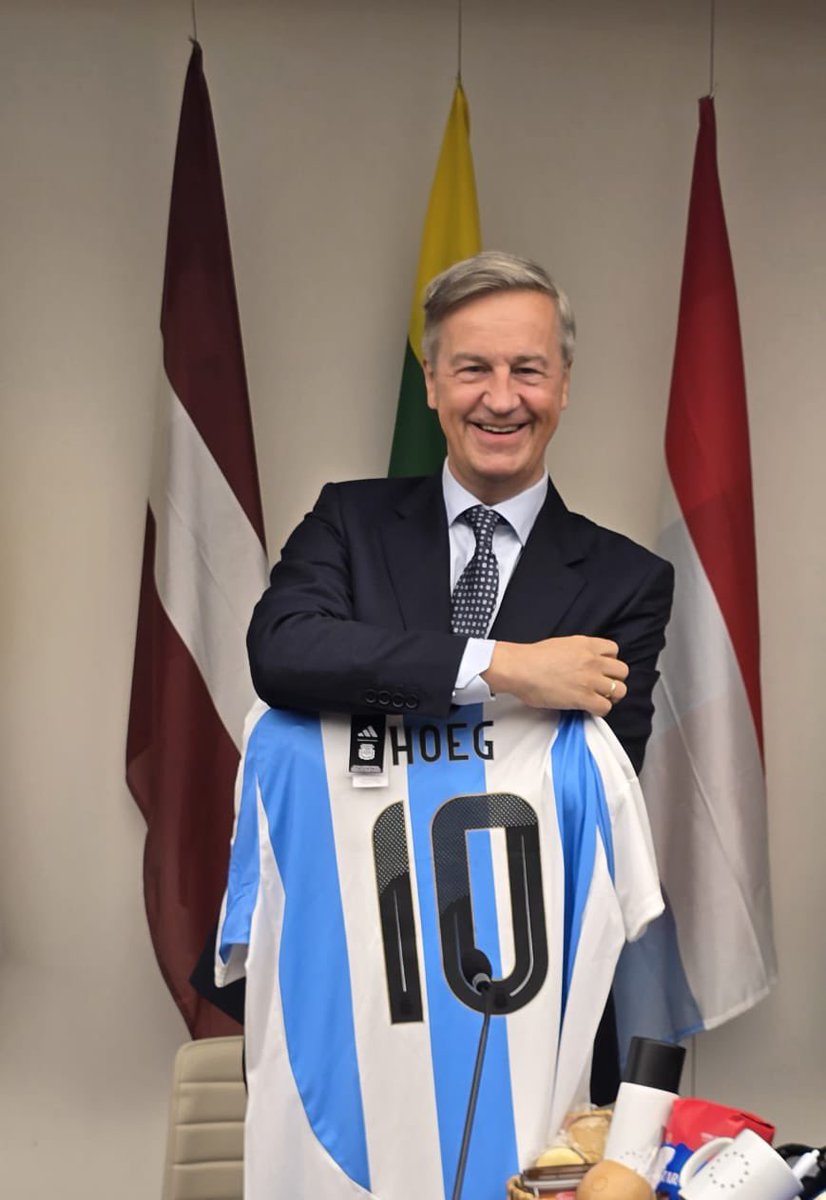 ¡Gracias por la recibida! Gran encuentro hoy con mi nuevo equipo en 🇦🇷. Me prepararon un kit de bienvenida con los infaltables para mis primeros días,  q incluye dulce de leche, mate, Malbec y una camiseta de la selección 🇦🇷 con el mítico “10” (perfecta para ver 🇪🇨-🇦🇷 ahora).