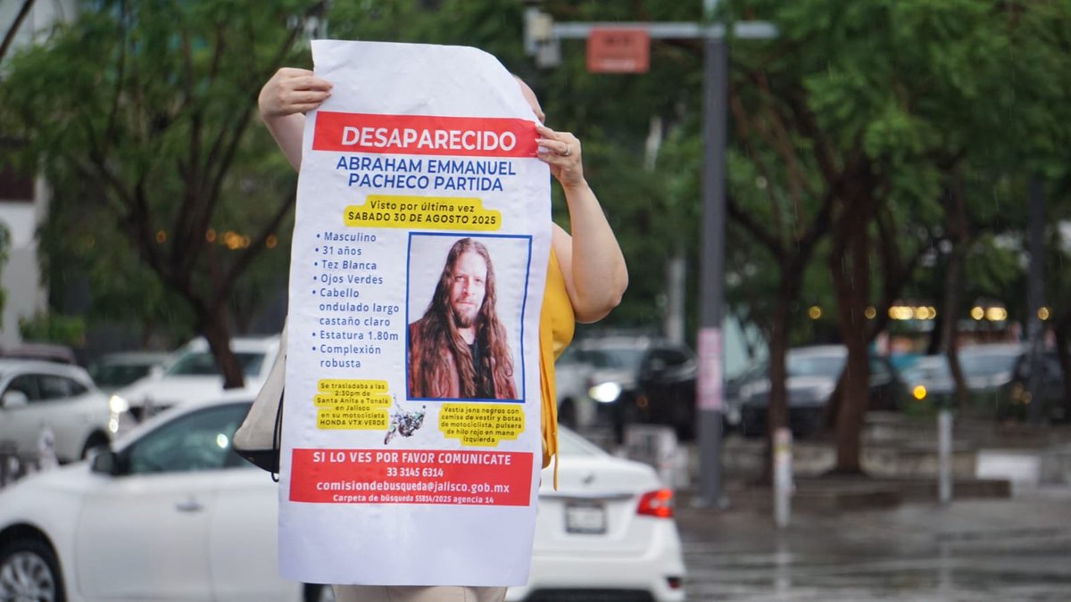 Jnlomeli's tweet image. 1.✍️ Lo que sé de Abraham

📍 Sé que Abraham Emmanuel Pacheco Partida de 31 años desapareció el sábado 30 de agosto en la colonia Ponciano Arriaga en Tlaquepaque tras salir de la casa de su madre a las dos y media de la tarde.

Abro 🧵