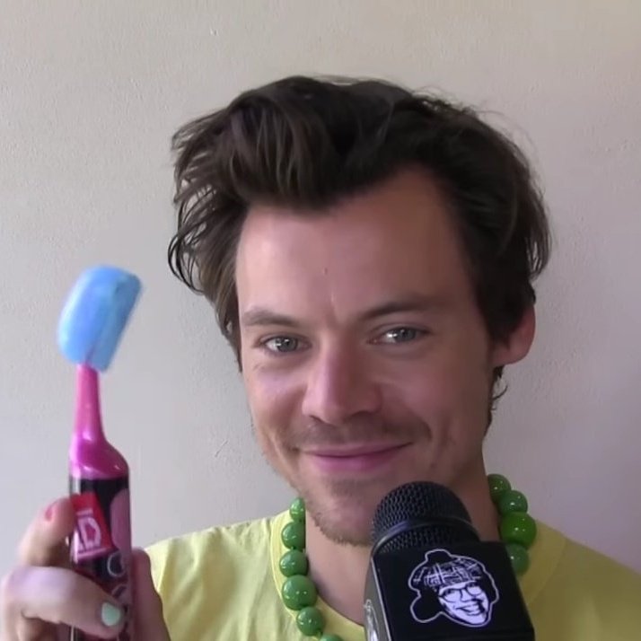 loverchiefs87's tweet photo. SEMPRE bom lembrar que o harry tem a escova de dentes da one direction https://t.co/tM3zquhyR0
