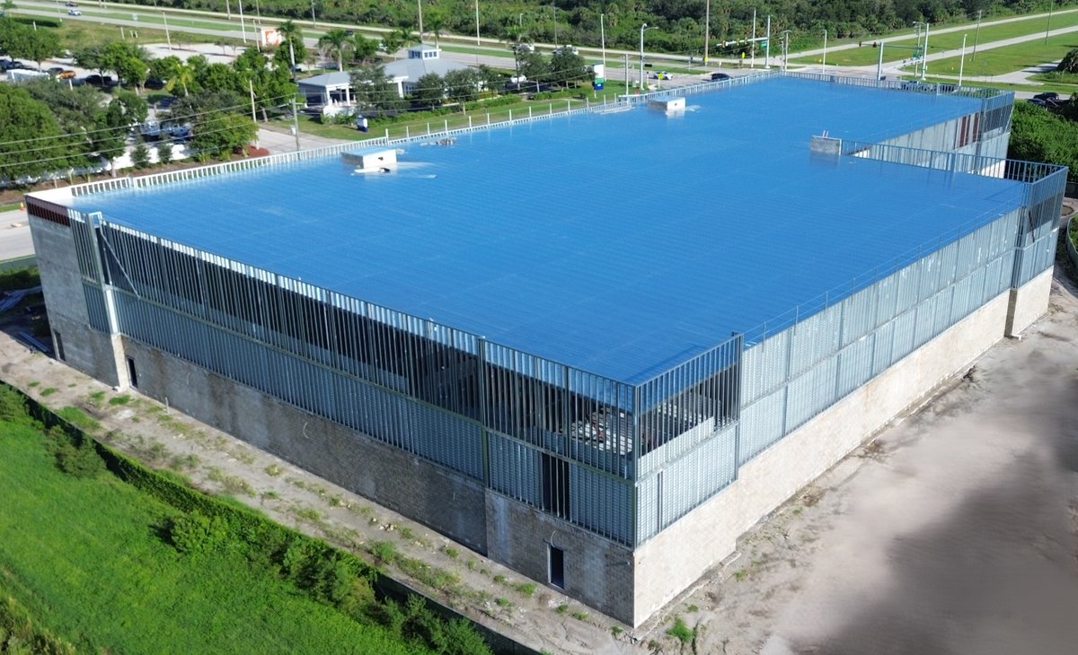 ForgeBuildingC1's tweet image. Forging ahead and making great progress on this 140,421 sf, 1,155 unit, 3-story climate-controlled self storage facility in Port Charlotte, FL.  Let the steel building experts at Forge help you design and build your next project for maximum profitability. 

#forgeahead