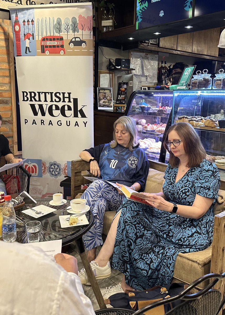 UKinParaguay's tweet photo. Hoy en la #BritishWeek25 la Embajadora @DanielleDunneUK y nuestra invitada Sally, ofrecieron una sesión de lectura en Urbano Café. 📚☕️

¡Gracias por acompañarnos! https://t.co/CcwwxSxbv4