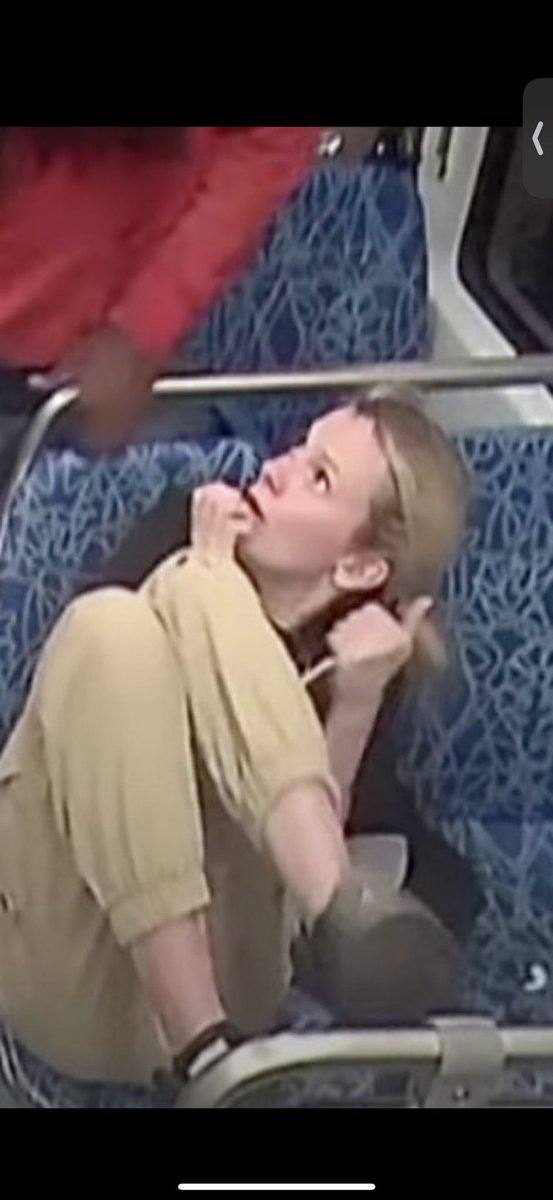 clapph's tweet photo. No sé qué es más dantesco en este asesinato de #IrynaZarutska; el despiadado apuñalamiento repetido con saña ó la falta de humanidad de los que pasaron por un lado evitando la sangre derramada viéndola aterrada aún viva sin siquiera entender lo que le pasaba. https://t.co/HbQowWXakK