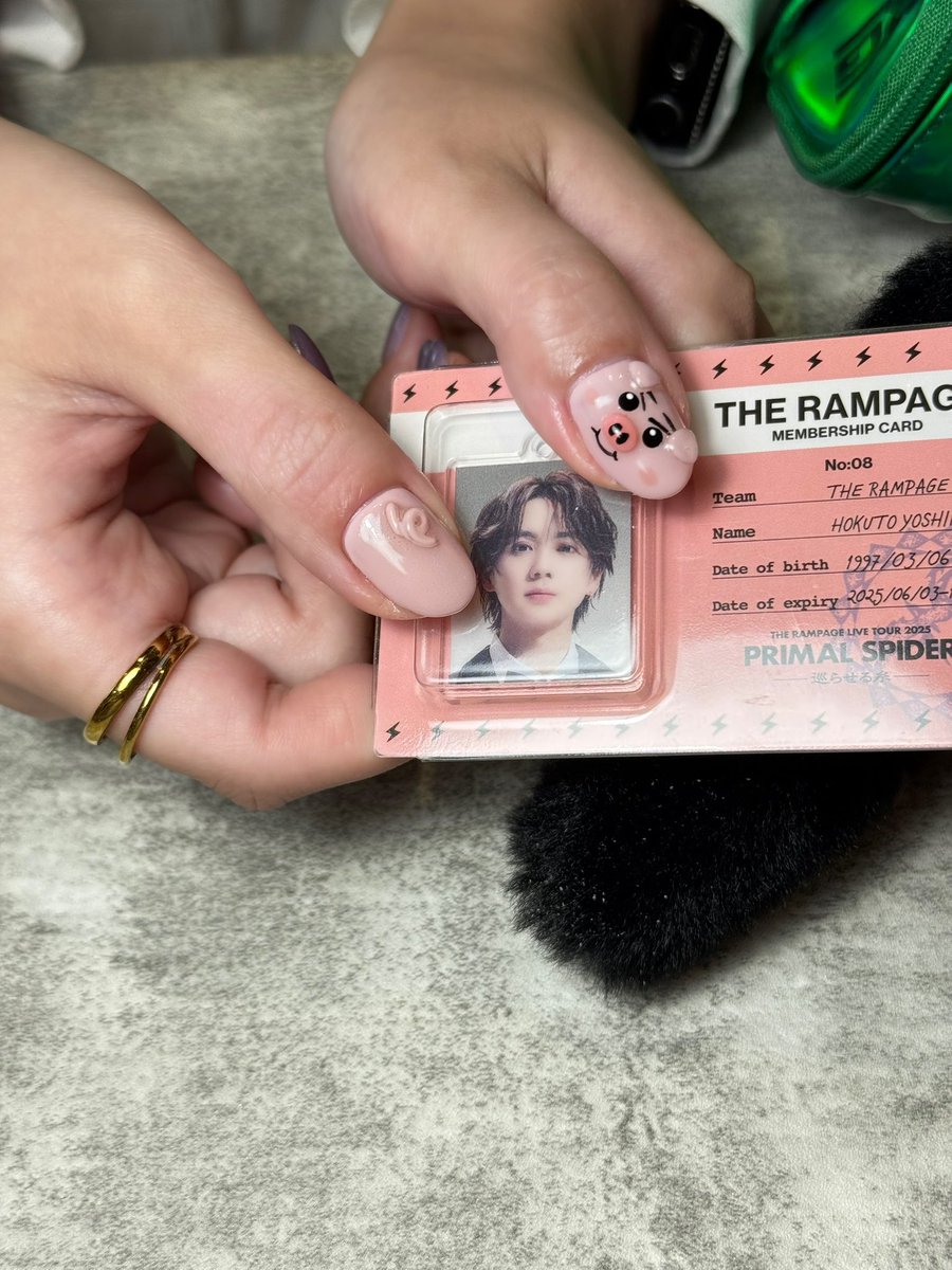 ホクブーネイルする度に色んな人からネイル可愛くて話しててもそっちがずっと気になっちゃうって言われる🤣💕
連れ添いすぎて靴ハゲハゲホクブーと共に写真撮ってもらった🐷