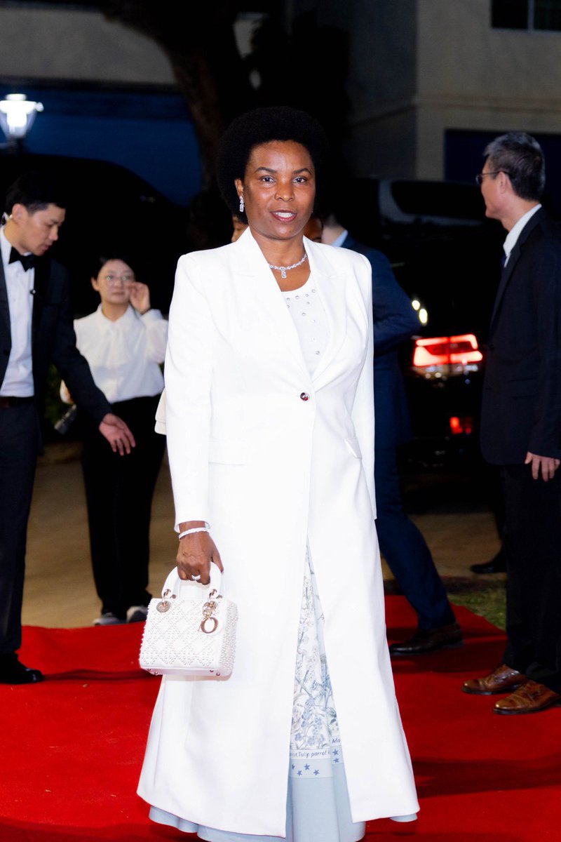 Patriote257's tweet photo. If beauty were time you’d be eternity.

Your smile makes you pretty but your personality makes you beautiful 

You have such great style!

The First Lady of Burundi~Angeline NDAYISHIMIYE 

🫡🫡🫡 https://t.co/4xOuRggQZM