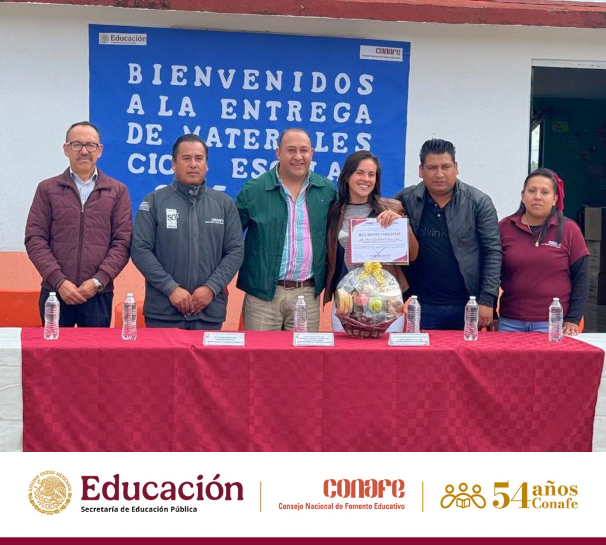 conafe_edomx's tweet photo. Nuestro COT Marco Antonio y la Lic. María Guadalupe Franco Cruz, Presidenta Municipal de Chapa de Mota, entregaron materiales en La Alameda en beneficio de alumnos, E.C. y familias. Gracias a la Presidenta por su compromiso con la educación comunitaria #CONAFE #EdoMéx #Educación https://t.co/iXEEgBuGSX