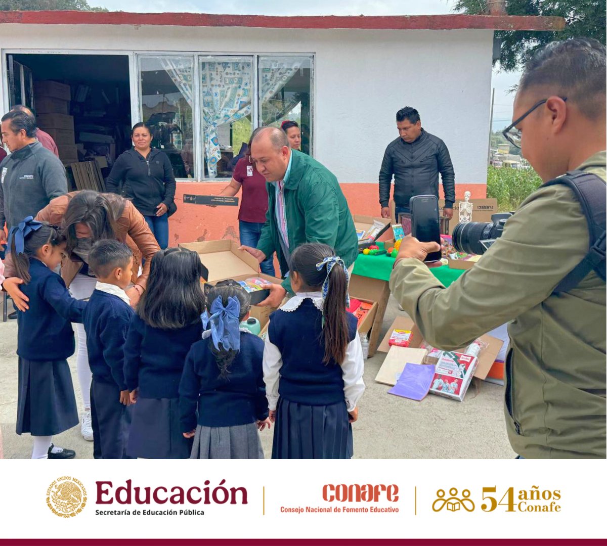 conafe_edomx's tweet photo. Nuestro COT Marco Antonio y la Lic. María Guadalupe Franco Cruz, Presidenta Municipal de Chapa de Mota, entregaron materiales en La Alameda en beneficio de alumnos, E.C. y familias. Gracias a la Presidenta por su compromiso con la educación comunitaria #CONAFE #EdoMéx #Educación https://t.co/iXEEgBuGSX