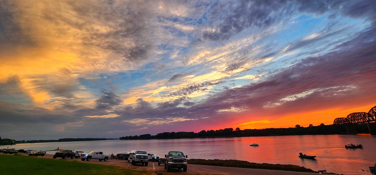 salina_mills's tweet image. The best part about living in Henderson, Ky is the sunsets at the river with the train bridge! Do you have a train bridge will you share your photos with me? #TRAIN #trainbridge #photographer #sunset #hendersonky