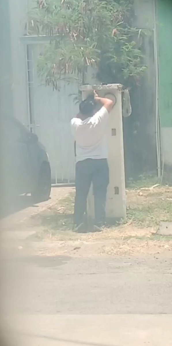 ProfesionalXXL's tweet photo. @Claudiashein @EmiliaCallejaA 7 AÑOS CON UNA SERVICIOS DE ROBO DE LUZ Y NADA CON @CFE_Contigo @CFEmx ESO SÍ, NO SE BAJAN DE LAS CAMIONETAS Y SI LO HACEN ES POR UNAS CAGUAMAS DEL @Tiendas_OXXO UNA PENA LA VERDAD https://t.co/jRZ8AZP3Uu