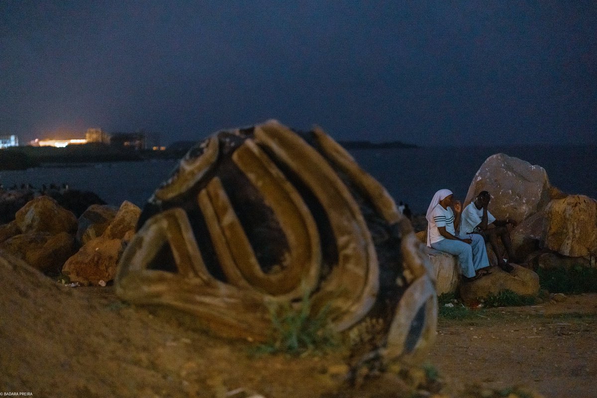 Il y avait la roche, massive, le nom d’Allah gravé dans sa chair.
Et puis ce couple, assis, que je n’avais pas regardé autrement.
Ce n’est qu’après coup que j’ai remarqué leurs visages tristes. Comme si l’objectif avait capté ce que mes yeux n’avaient pas voulu voir.
#streetphoto