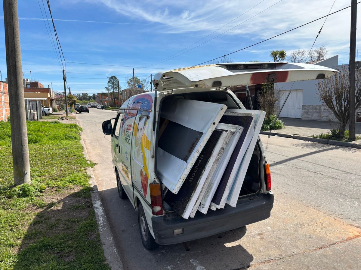 🚨 Los desafíos no terminan con una elección. El domingo votamos, pero seguimos trabajando.

Hoy levantamos los carteles en Bolívar porque la política es hacer, no quejarse. Queremos una ciudad limpia, ordenada y con FUTURO.

💪 Esto recién empieza.    <a href="/JMilei/">Javier Milei</a>