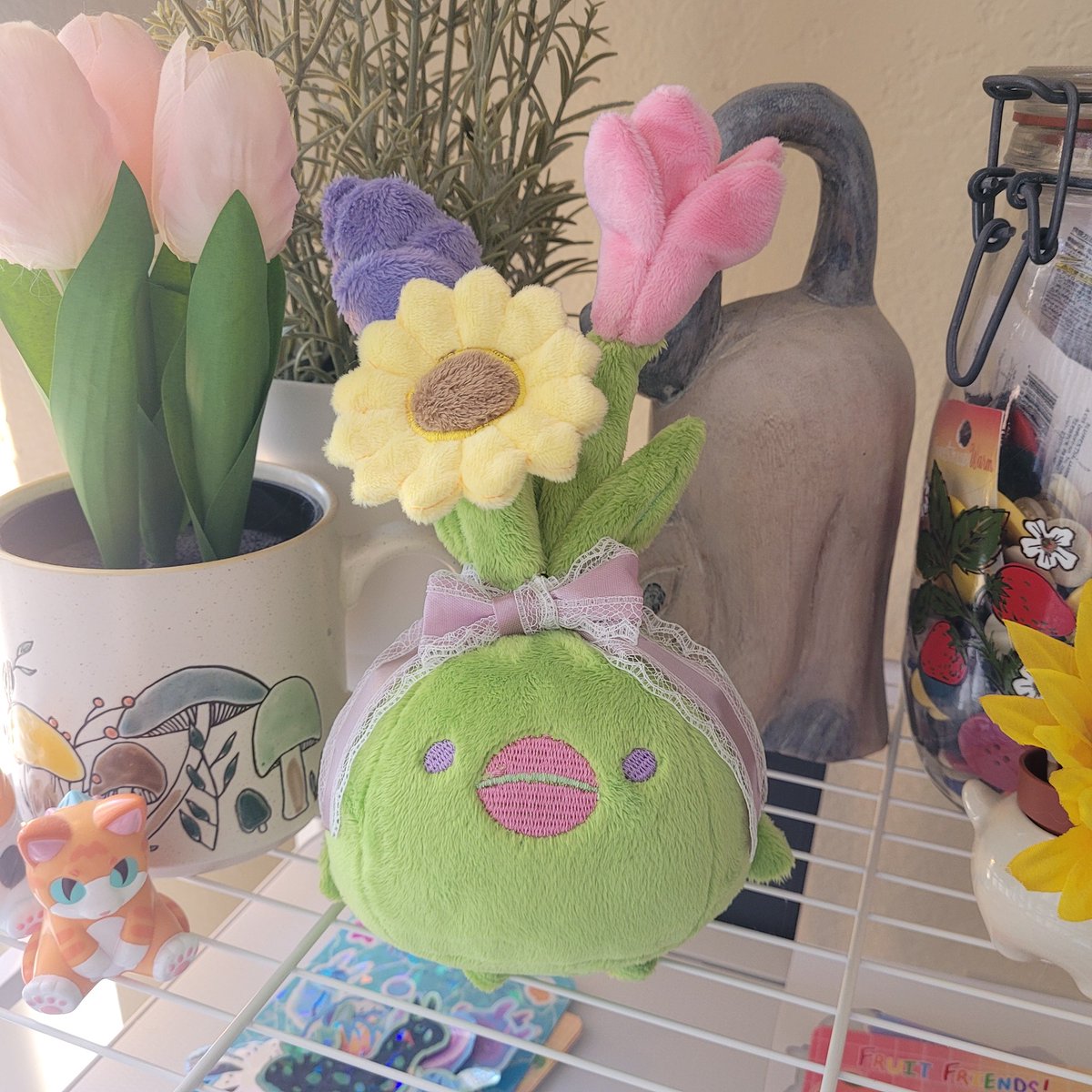 floral_menace's tweet photo. A bouquet korpokkur plush featuring a purple rose, a pink tulip, and yellow gerbera 💐 https://t.co/R5iaKJsQYP