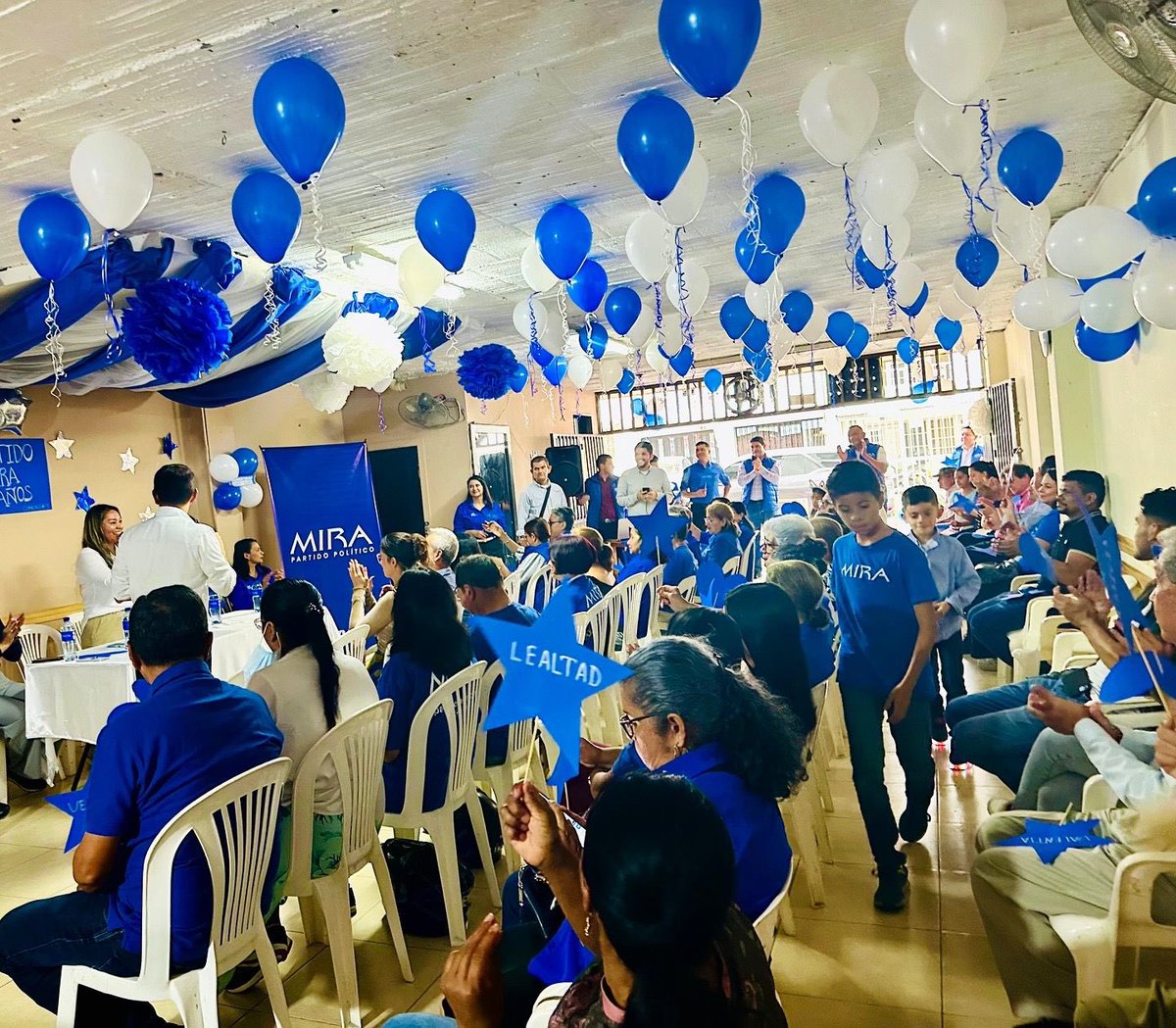 25 AÑOS GRACIAS A NUESTROS LÍDERES.
En la comuna 1 y 9 de Armenia compartimos con quienes han sido ejemplo de entrega y compromiso con el Partido MIRA. Su trabajo nos recuerda que el servicio es la base de nuestra historia.