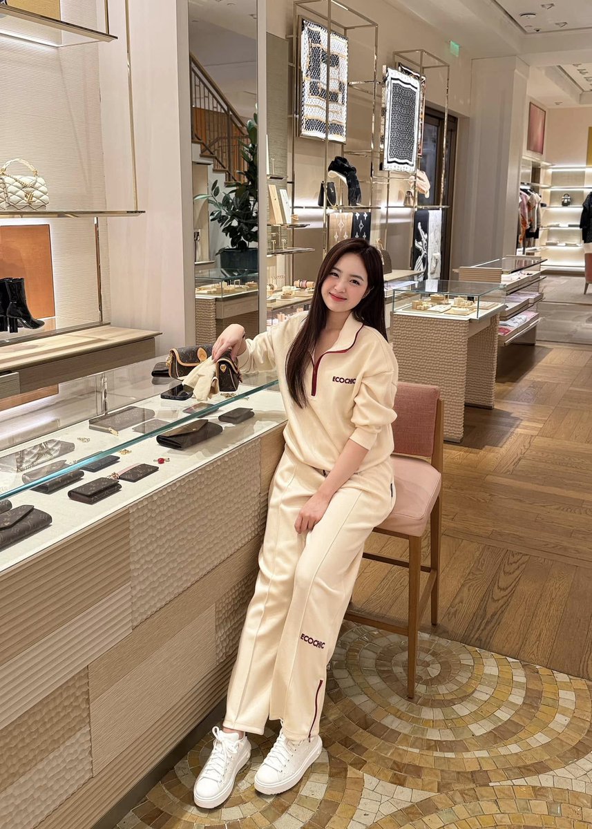 93l6acryptoking's tweet image. Cats often prefer to observe their surroundings from a distance before approaching. This cautious behavior reflects their instinctual need to assess potential threats.

#LoveU