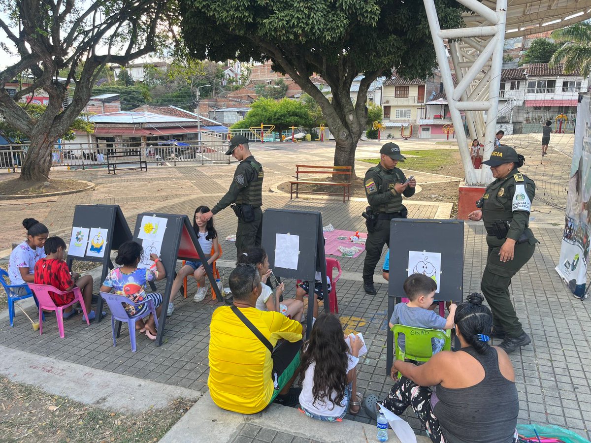 policiasbiensud's tweet photo. En Buga Valle, #ProteccionInfancia #Polco y #ProteccionTurismo llegaron con el Blog de la Convivencia en el marco del programa #AbreTusOjos 👀💪con los 👨🦰👧🏿👱🏻 realizamos Picnic de la Lectura 📖 y Polipicasos 🎨, promoviendo la paz y previniendo el homicidio. @proteccionponal https://t.co/QsdANgTEGV