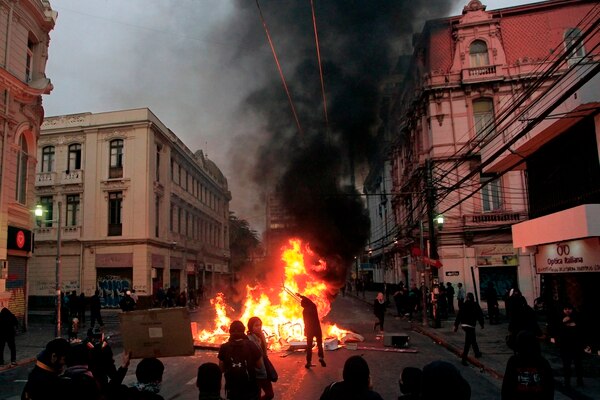 FeudoJonas's tweet image. El Sr Jorge Sharp ahora quiere ser diputado, el mismo personaje que marcho junto a los que saquearon, destruyeron y quemaron nuestro querido Valparaiso el 2019.
#JorgeSharp #sinverguenza #Valparaiso #octubrista #elecciones2025 #diputados