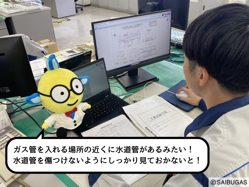 SaibugasGroup's tweet photo. ＼ガスぼうやと知る西部ガスプライド／
今日は福岡市にある福岡供給部の建設グループに遊びに来たよ～!
建設グループでは、道路の下に新しいガス管を埋めたり、古くなったガス管を地震に強いガス管に入れ替えたりする工事の監督をしているよ！👷‍♂️📋
監督のお仕事は、工事の順番や進め方を関係者全員と話したり（工程調整）、工事現場で働いている人の安全を管理したり（安全管理）、ちゃんと決められた通りに工事が行われているかをチェックしたり（品質管理）することなんだって！✨

工事に入る前にはパートナーである工事会社さんと、工事の詳しい内容や現場に隠れている危険が���いかを確認しているんだって！⛑️
また、工事の途中には「工事が安全に行われているかのパトロール」や「工事基準に合っているかの検査」もしているんだ！🚨 ✅
いつも工事会社さんと力をあわせて、工事が安全にスムーズに進むようにしているよ！

建設グループは、ガス工事の『司令塔』として、色んな人の暮らしを支える土台づくりに貢献しているんだねっ✨

#ガスぼうや #西部ガスプライド #プロがほんとにすごいんです