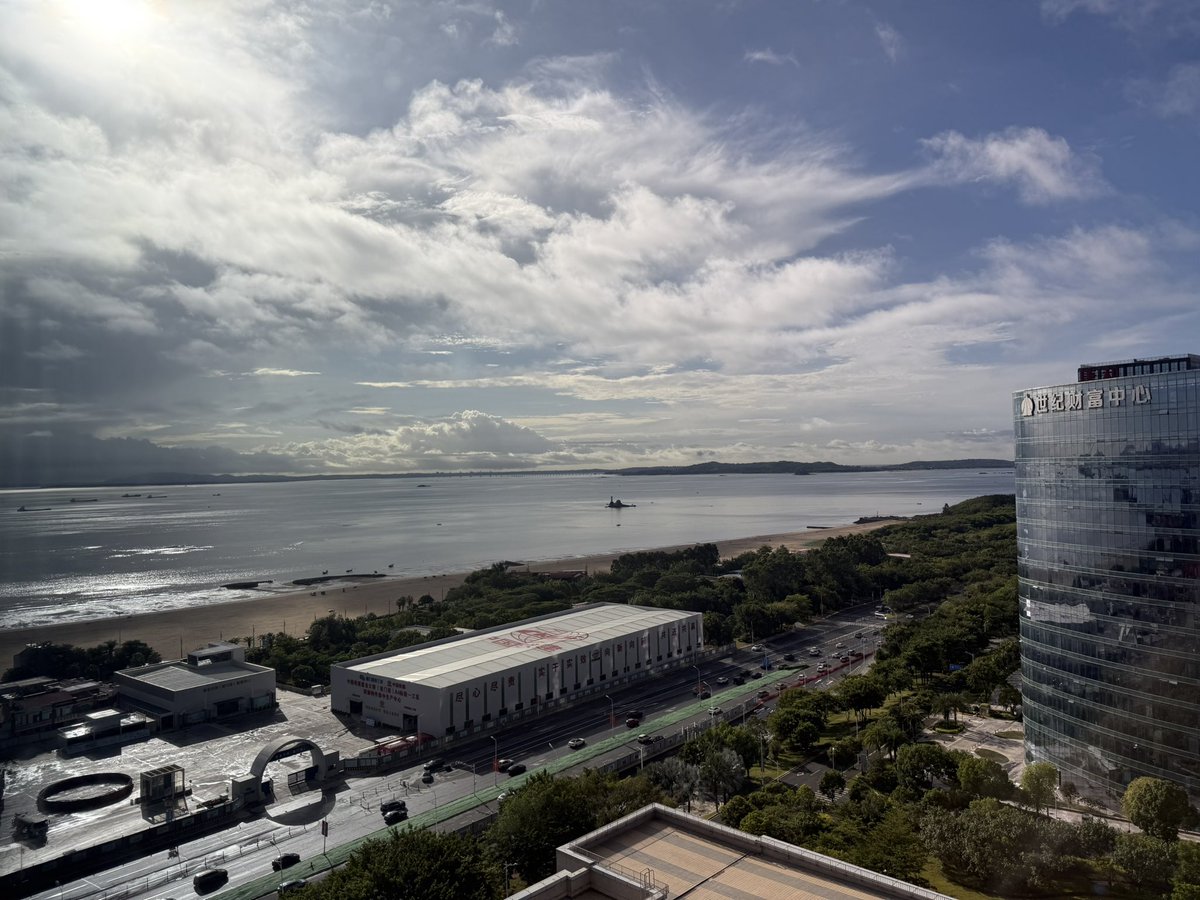 adj343's tweet image. 远方那个改变国运的神奇小岛， so close so far away…