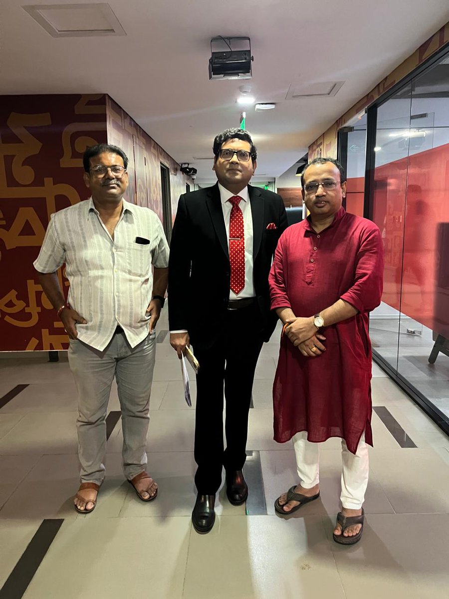 RASOITOURS's tweet photo. এবিপি আনন্দের স্টুডিওতে "ঘন্টাখানেক সঙ্গে সুমন" অনুষ্ঠানে যোগ দিতে যাওয়া কল্যাণীর বিধায়ক অম্বিকা রায় ও সংস্থার সিনিয়র ভাইস প্রেসিডেন্ট এবং বিশিষ্ট সাংবাদিক সুমন দের সঙ্গে.... https://t.co/Mtv6TohfrK