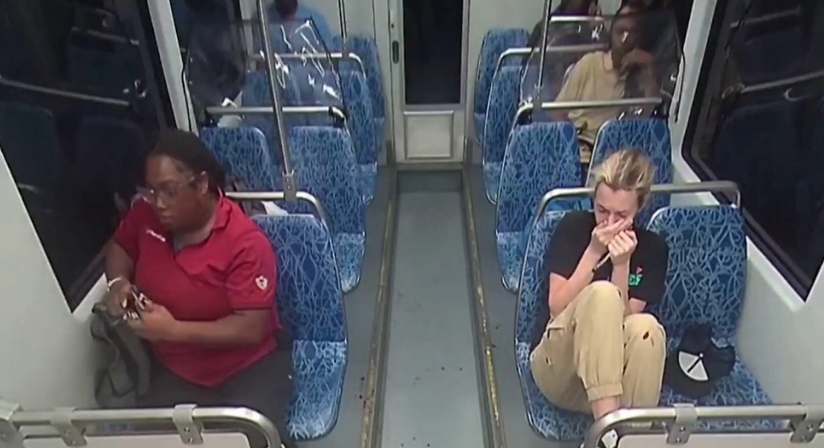 He visto el video del asesinato atroz de Iryna Zarutska en un metro de Carolina del Norte… las imágenes son brutales, primero la muerte y luego la indiferencia del resto de pasajeros.

Pero lo que más me espanta de todo es la sensibilidad selectiva… algunos se rasgan las