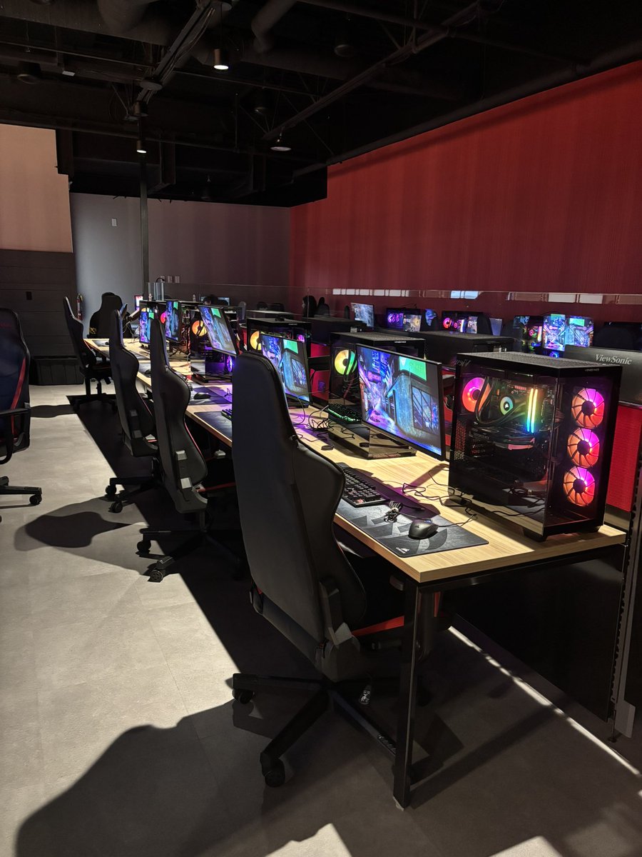 ApolloKage's tweet image. Excited for the new Esports Lab at maryville :)