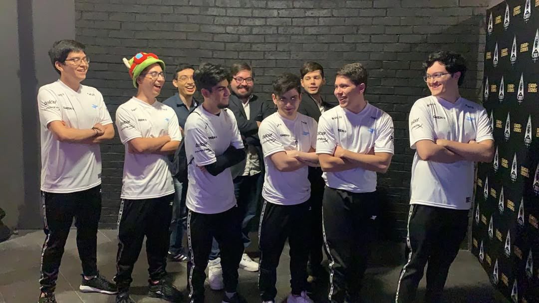 Quiero aprovechar este momento para anunciar que me retiro de player/coach.
Lol me ha dado muchísimo en la vida. En general, no estaría parado donde estoy ni con mi futuro planeado si no hubiera decidido dedicarme a lo que me gusta desde los 16 años