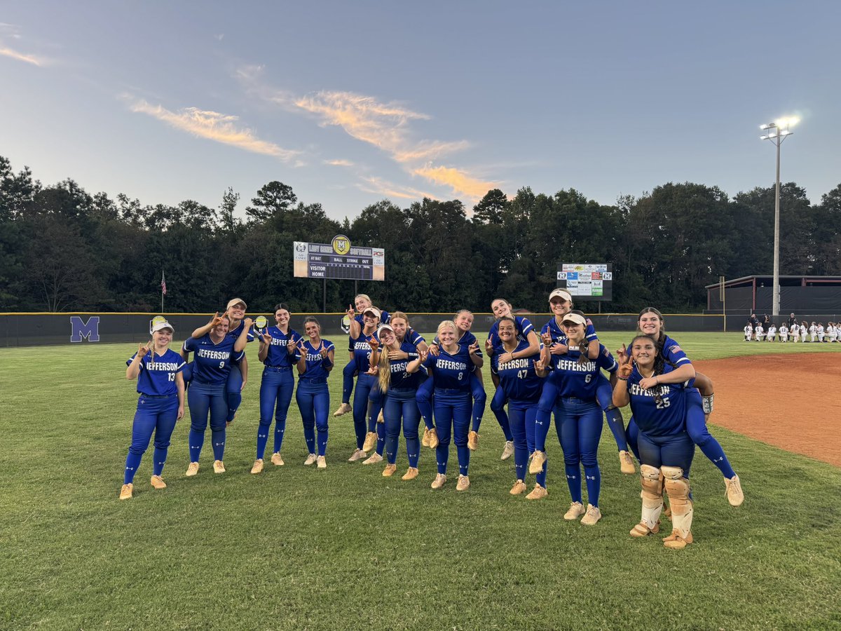 JTOWNdragonsSB's tweet photo. DRAGONS WIN!!!! Varsity takes down region rival Monroe Area 7-6 to WIN THE SERIES! Outstanding performance in the circle @BVandiver2027 @KTruelove28 ! 💣s by @Jenna_M_Rapp @AllyBaldwin9 ! Awesome TEAM win tonight on the road! Let’s go! 🔵🔴🥎
#ForTheJ 
#DragonsOnTop https://t.co/waC9lOKt4x