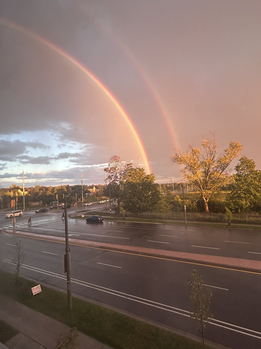 پنجره‌ی قشنگ اتاقم دو رنگین کمونه بود امروز‌🥺😍