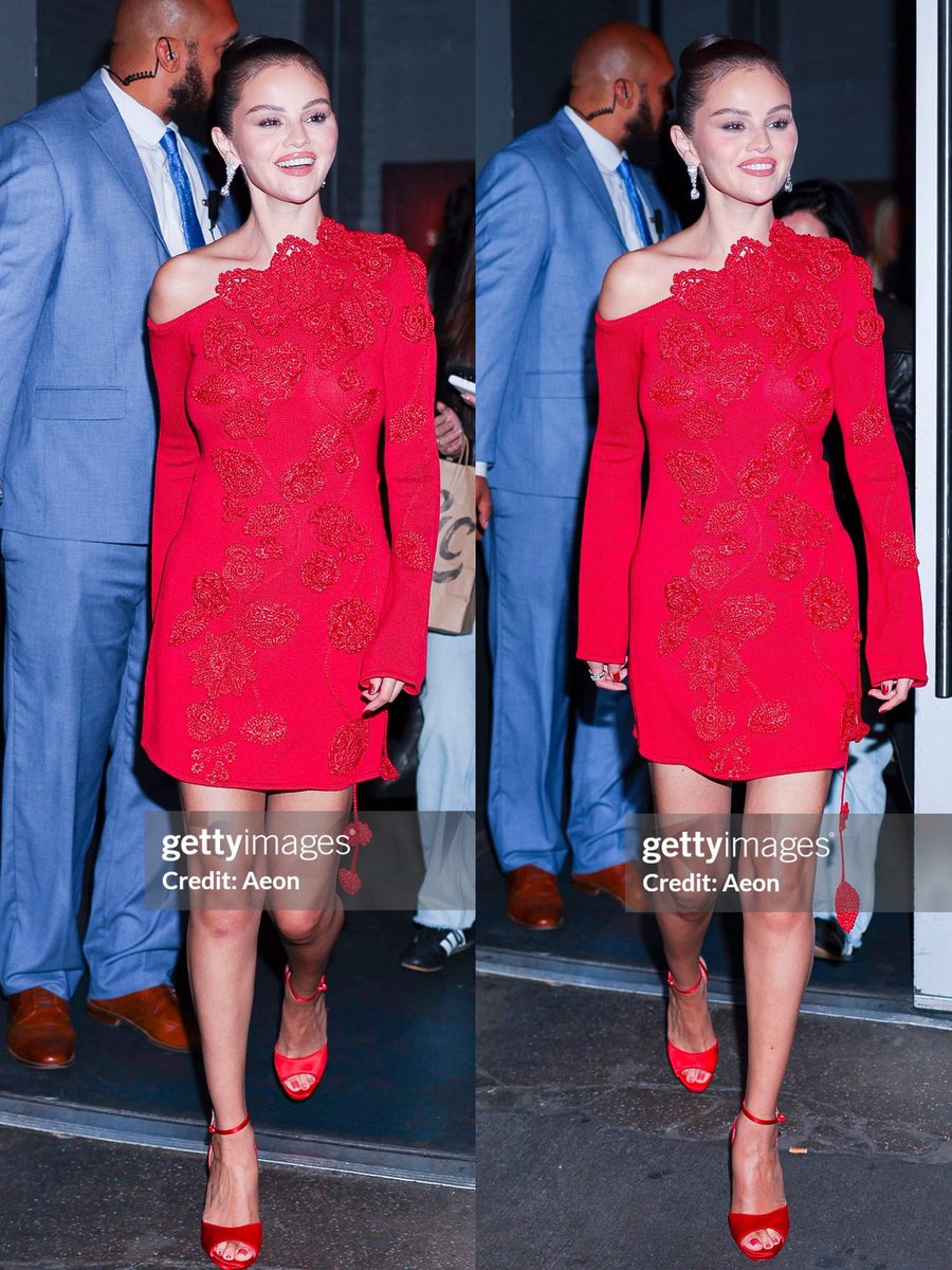 Selena Gomez seen in Manhattan, NY tonight. ❤️