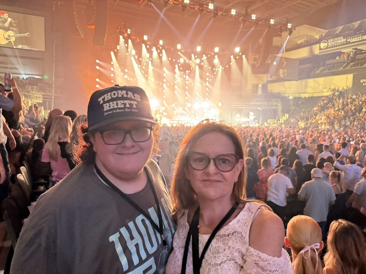 zbt99aet's tweet image. Gotta post more pictures from the concert and I went with my mom and had a great time. Thank you Mom for Thomas Rhett tickets for Christmas. I love you so much. Mom￼ @enmarketarena to see @ThomasRhett @TuckerWetmore @thecastellows