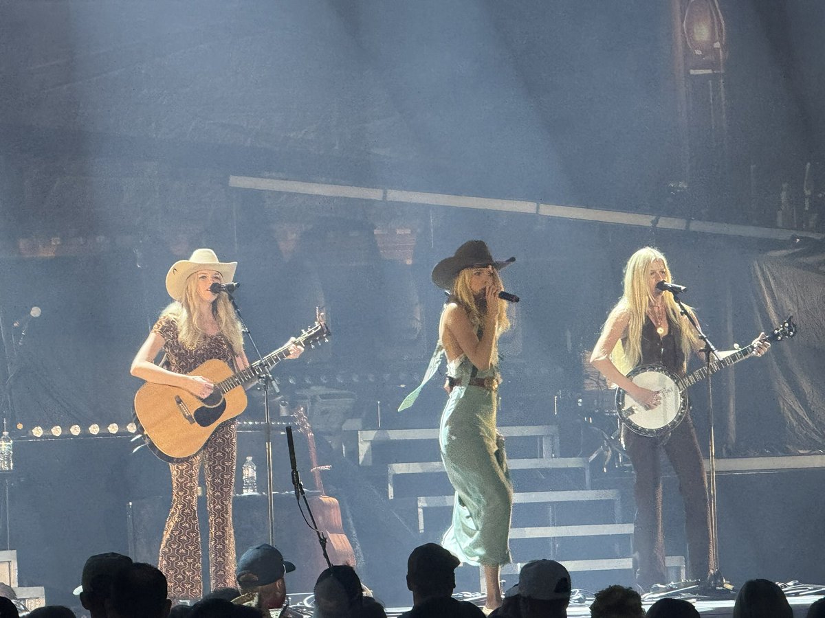 zbt99aet's tweet image. Gotta post more pictures from the concert and I went with my mom and had a great time. Thank you Mom for Thomas Rhett tickets for Christmas. I love you so much. Mom￼ @enmarketarena to see @ThomasRhett @TuckerWetmore @thecastellows