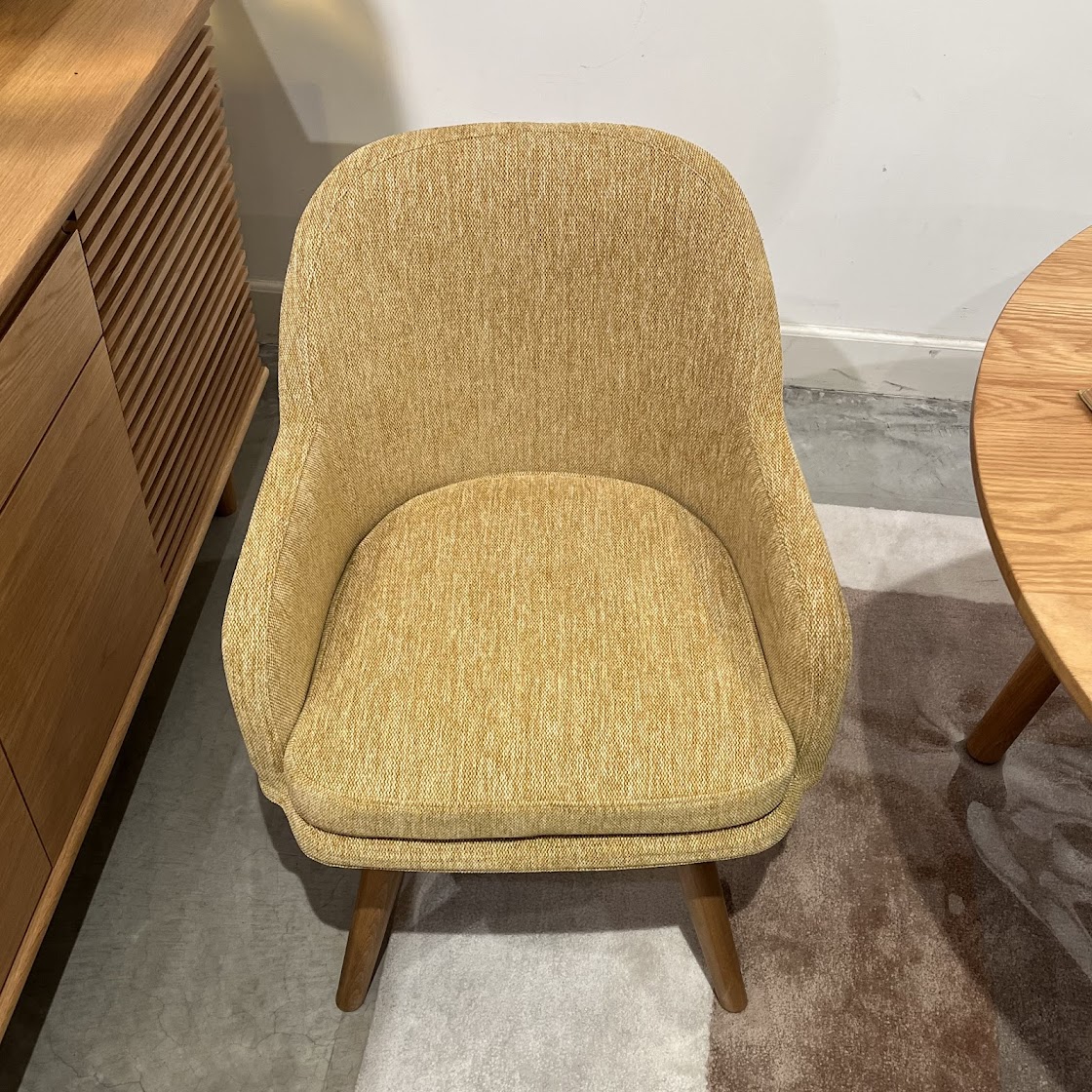 スタッフのおすすめ】 ○PIIVO チェア ゆるやかにカーブしたデザインが